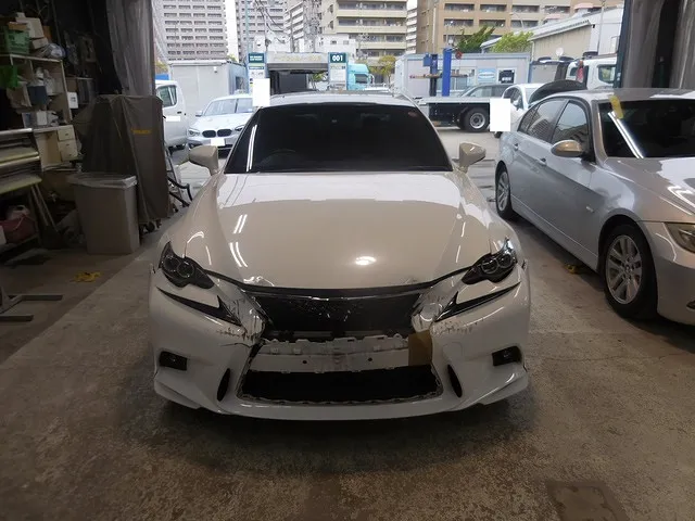 レクサスIS　追突した事故車修理　保険料上がる　だからこそ専門店で　神戸・芦屋～大阪