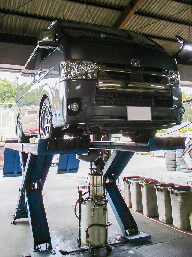 南さつま市　エンジンオイル・オイルエレメント交換　トヨタ ハイエース│車修理