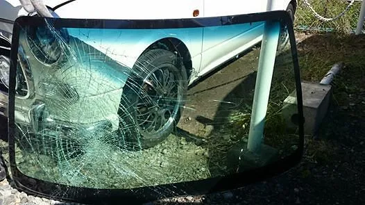 自動車ガラス修理　交換　ひび割れ修理　中古ガラス