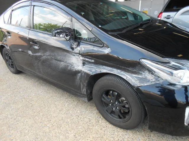 トヨタ　プリウス　ガードレール接触事故　側面大破　きずへこみ板金修理塗装　燕市のお客様