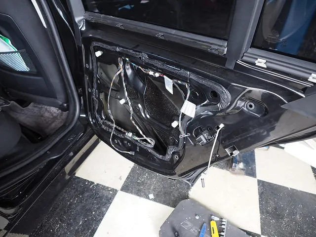 BMW　320　窓が動かない　窓が止まる　窓落ち　レギュレーター　交換修理　新潟市のお客様
