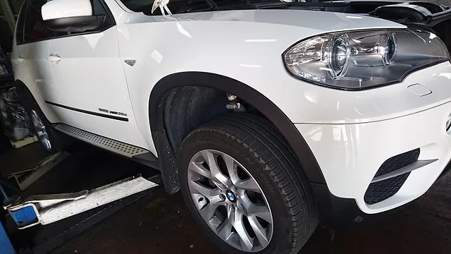BMW X5 Xdrive (ZW30S) お持込・ブレーキパッド交換作業。