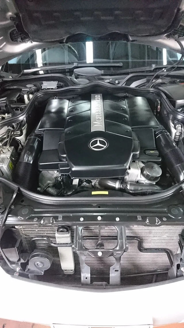 メルセデス・ベンツE500（W212）エンジン・オイル、オイルフィルター交換作業。