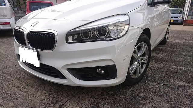 BMW218i (2A15)　板金修理、フロントガラス交換含み、カメラ調整（エーミング、キャリブレーション）（保険事故修理）