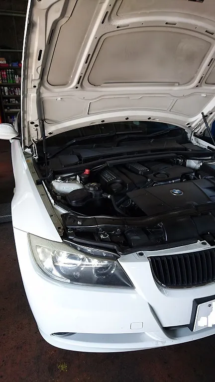 BMW320i(E90) エンジンオイル漏れ、オイルパンパッキン取替作業　愛知県名古屋市より