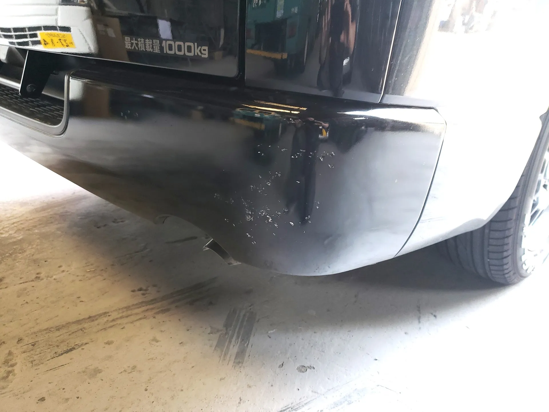 トラック用リアバンパー 下部凹みあり。