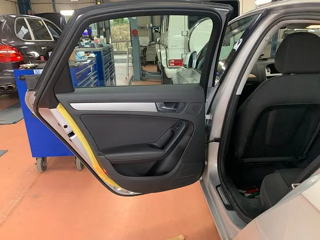 アウディ｜A4｜ﾄﾞｱﾛｯｸ開閉不良｜鹿児島県鹿屋市｜EURO CARS