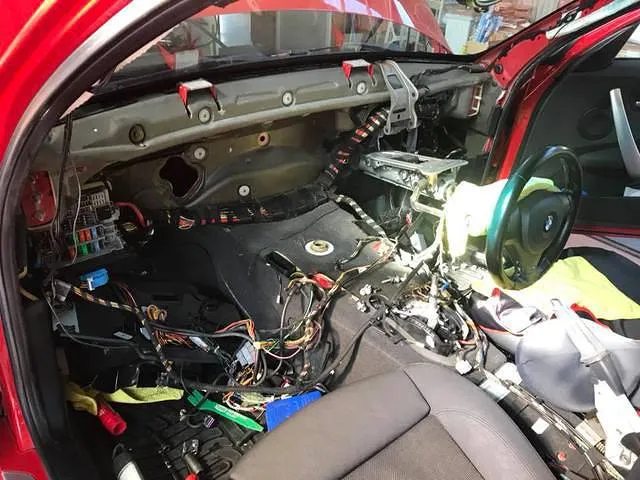 BMW修理：1ｼﾘｰｽﾞ　ｴｱｺﾝｵｲﾙ漏れ修理　鹿児島県鹿屋市　EURO CARS