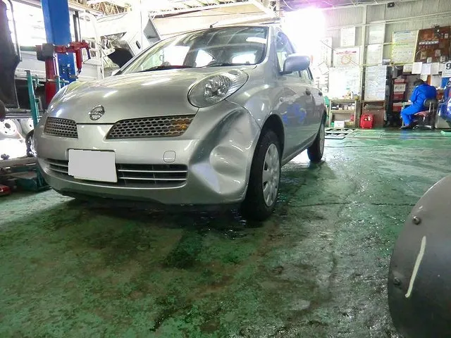札幌板金、バンパーへこみだし｜日産　マーチ　待ち作業