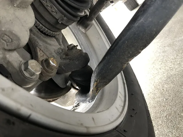 八戸市　車の整備修理　タイヤを縁石にぶつけてしまい足回りがおかしくなってしまった事例　ロアアーム　ホイール　修理　デリカD2