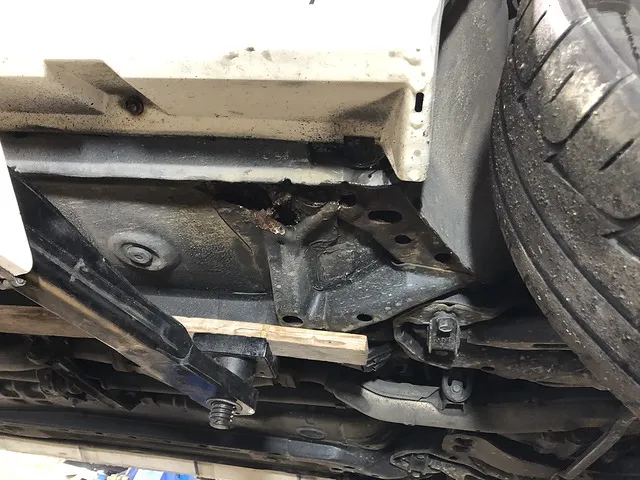 八戸市　マフラー、フレームの穴の修理　ランサーエヴォリューション　フレームの穴を綺麗に塞ぐ　マフラーの排気漏れ
