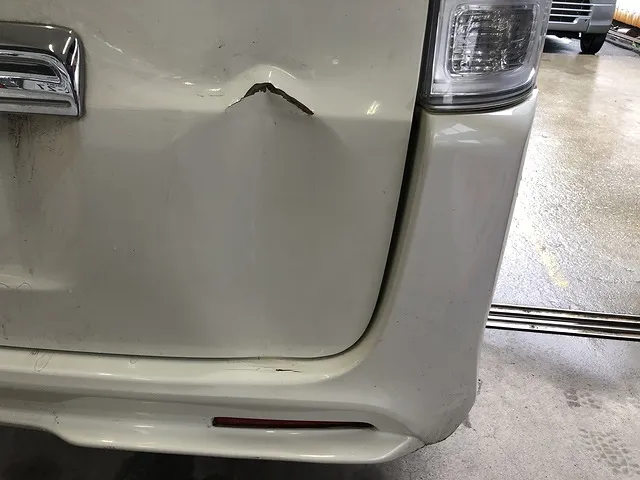 八戸市　板金塗装　ステップワゴン　ゲートの凹み修理