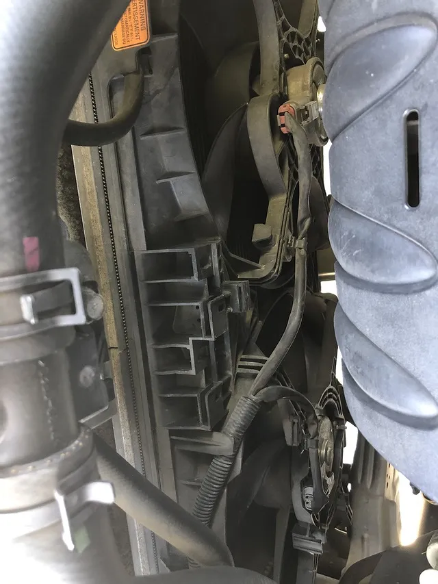 八戸市　車の整備修理　デリカD5 オーバーヒート寸前、冷却水漏れ　ラジエーター交換