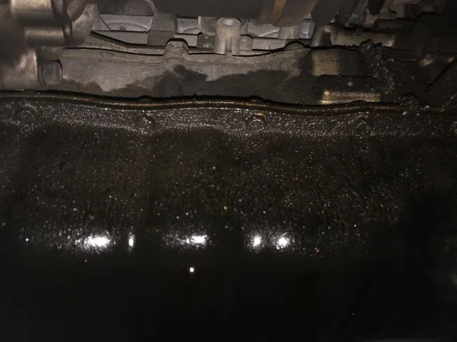 八戸市　車の整備修理　デリカD5 エンジンオイルパンからオイル漏れ