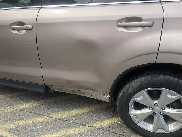 八戸市　板金塗装　フォレスター　ドアの大きな凹みを新品に交換　タイヤの傷