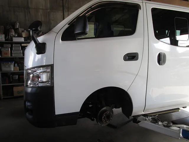 広島県福山市　点検・整備　フロントブレーキパッド　キャリパー交換　日産　キャラバン　NV350　事例