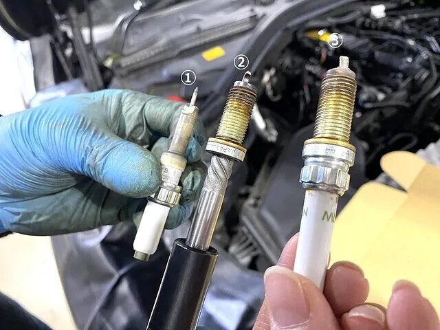 破損したスパークプラグを除去作業　BMW320i