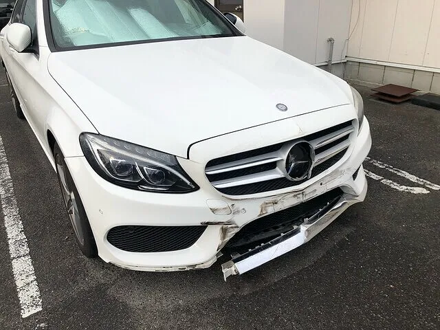 フロントバンパー・フロントグリル修理 ベンツW205 | 光市 鈑金塗装