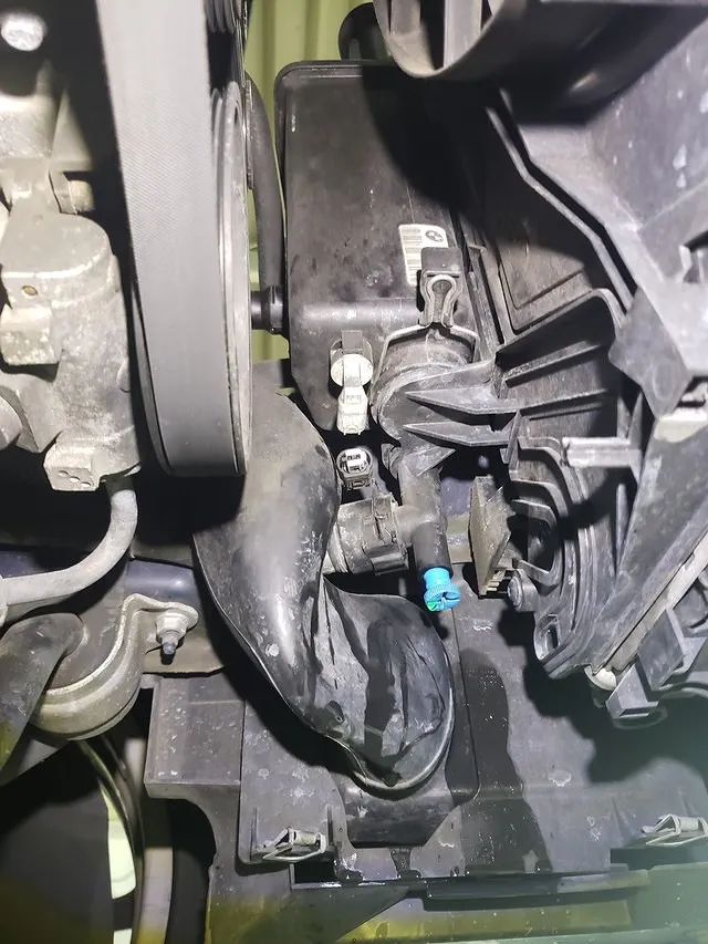 トリプルエス　京都　外車、輸入車修理　BMW　330i　冷却水漏れ