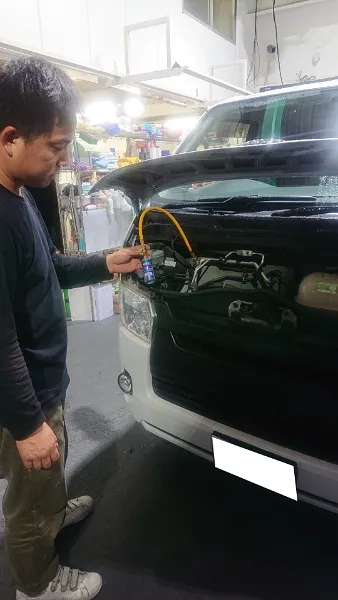 トリプルエス　京都　外車、輸入車修理　トヨタ　4型　ハイエース　パワーエアコン補充