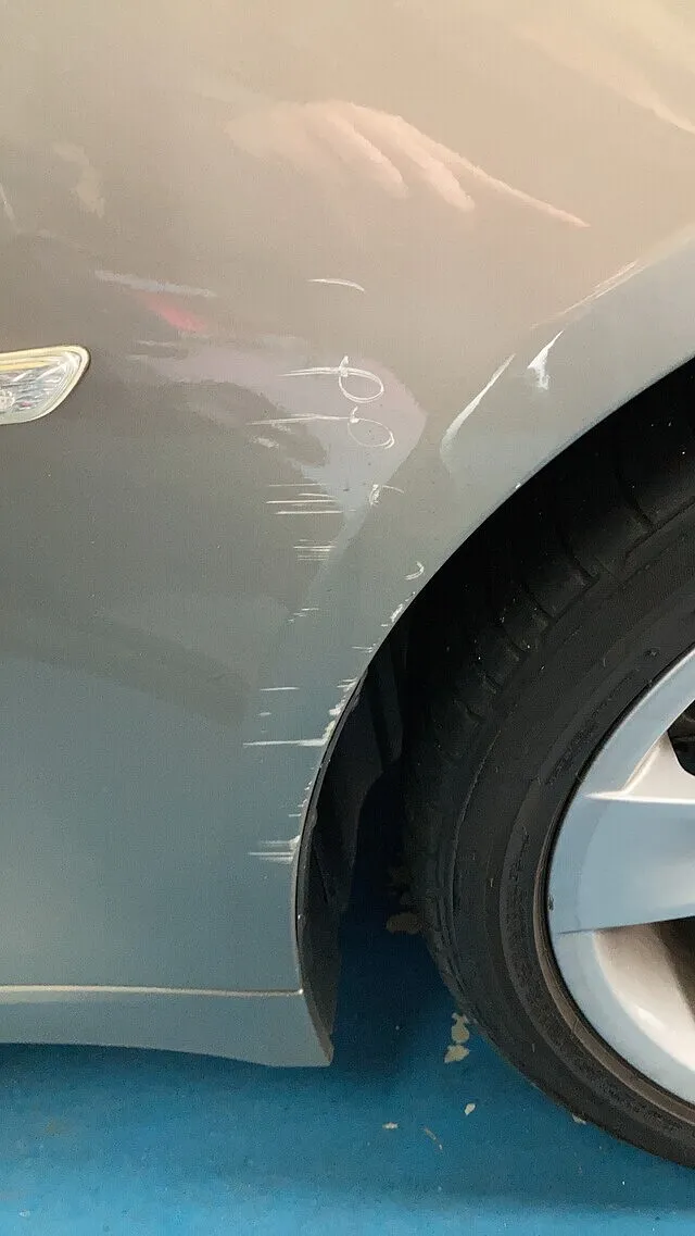 BMW 5シリーズ　リアバンパー・リアフェンダー　キズ・ヘコミ修理　塗装剥がれ修理│板金塗装　大阪府堺市