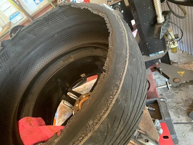 富士宮市でタイヤ交換　バーストしたタイヤです