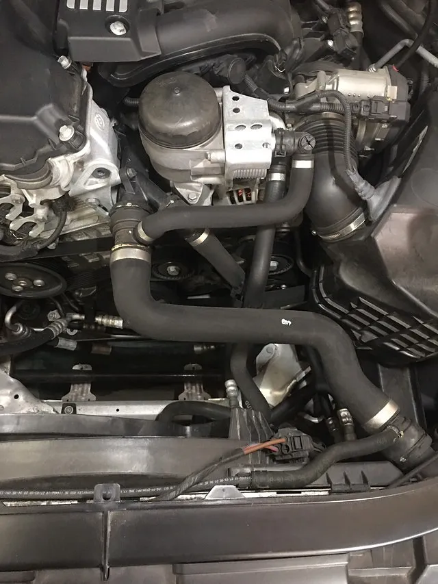 泉大津　修理　BMW　3シリーズ　E46　水漏れ　アッパーホース